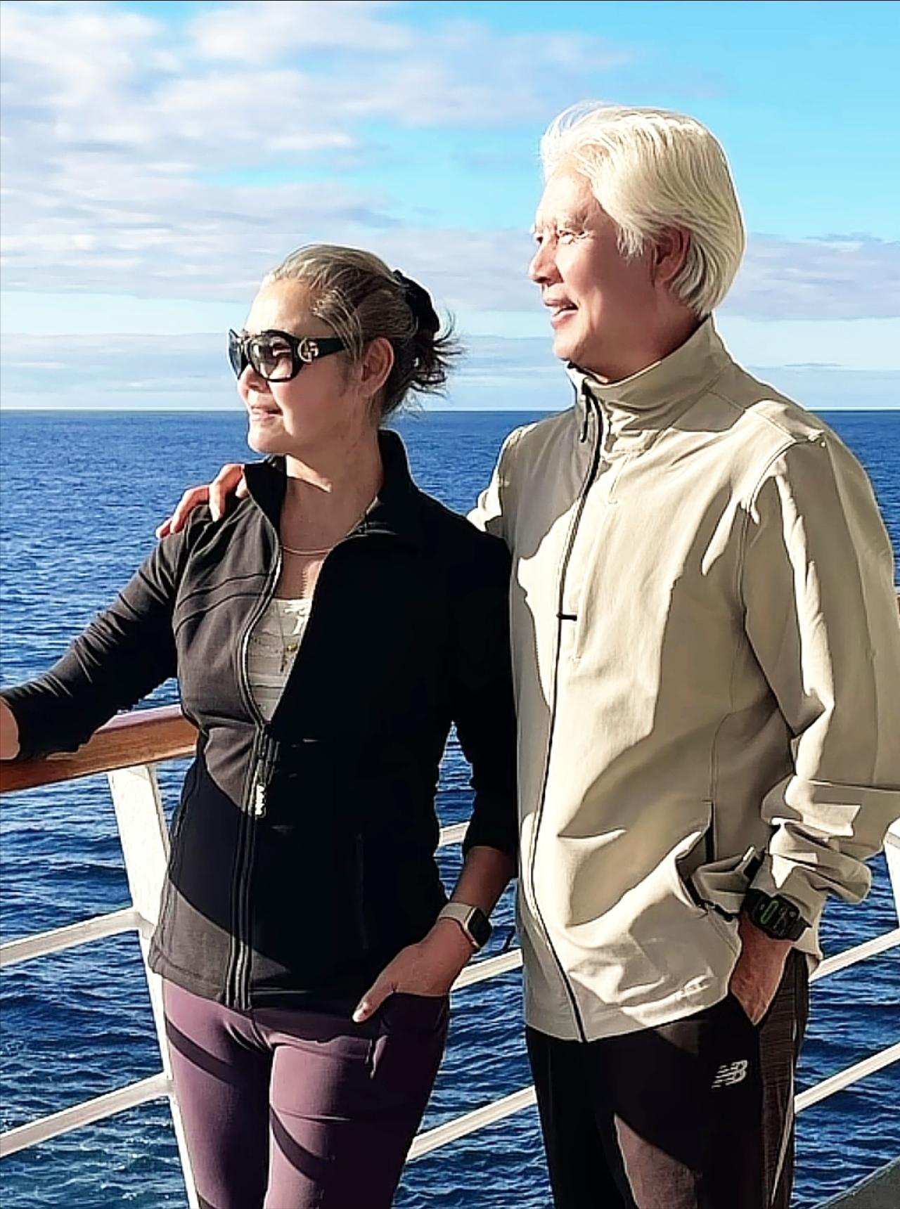 难怪她定居美国34年都不愿意回国了！上月又和老公去乘游轮了，老俩口手拉手看夕阳，