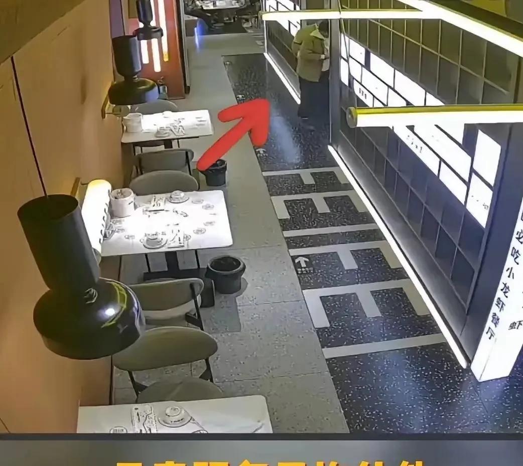 “快抱我”！2022年，陕西西安，一顾客在店里吃饭，突然走向一服务员，痛苦地示意