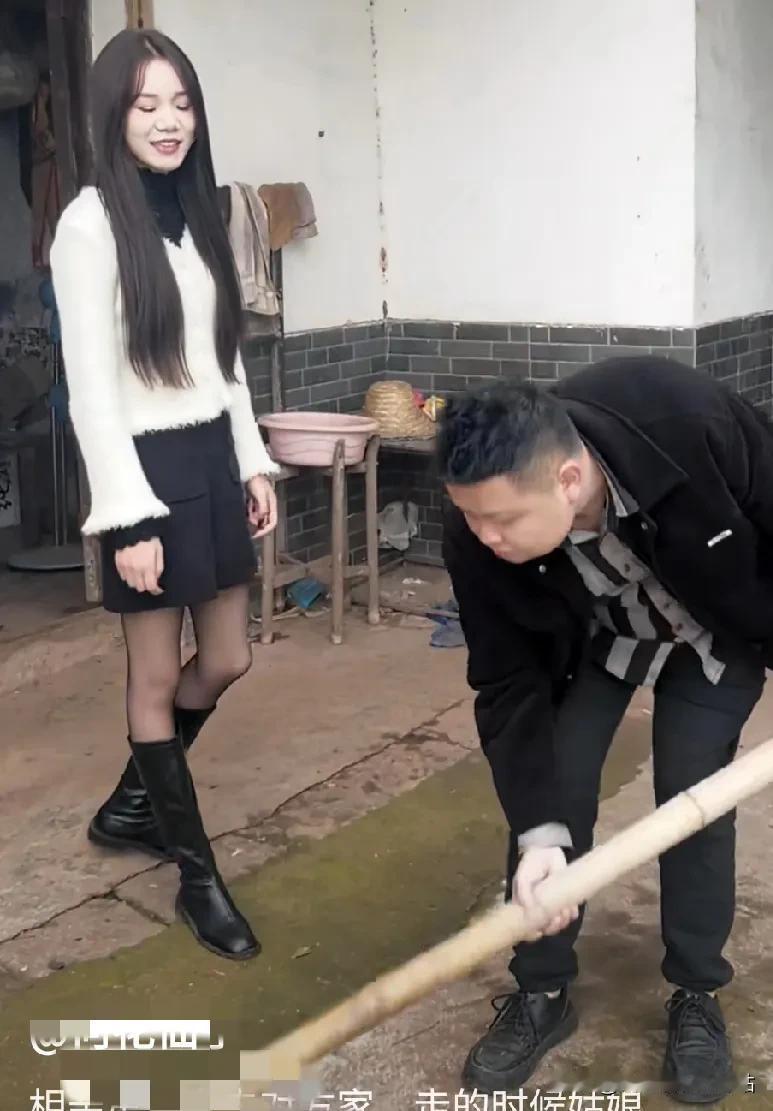 相亲第一次去对方家，走的时候姑娘追出来说送我一根棍子，还叫我打一下....难道