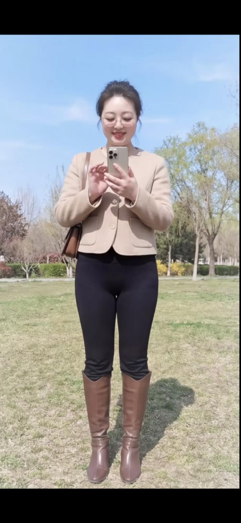 在公园里自拍，穿得真时尚！