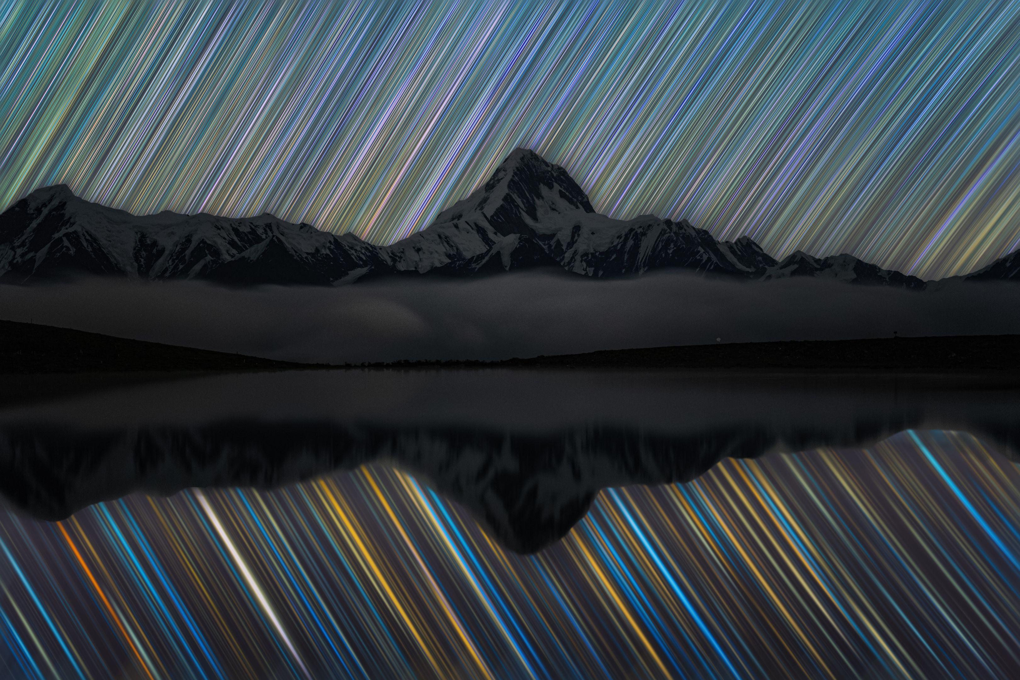 当夜空和湖面平静下来才能看到星星真正的颜色