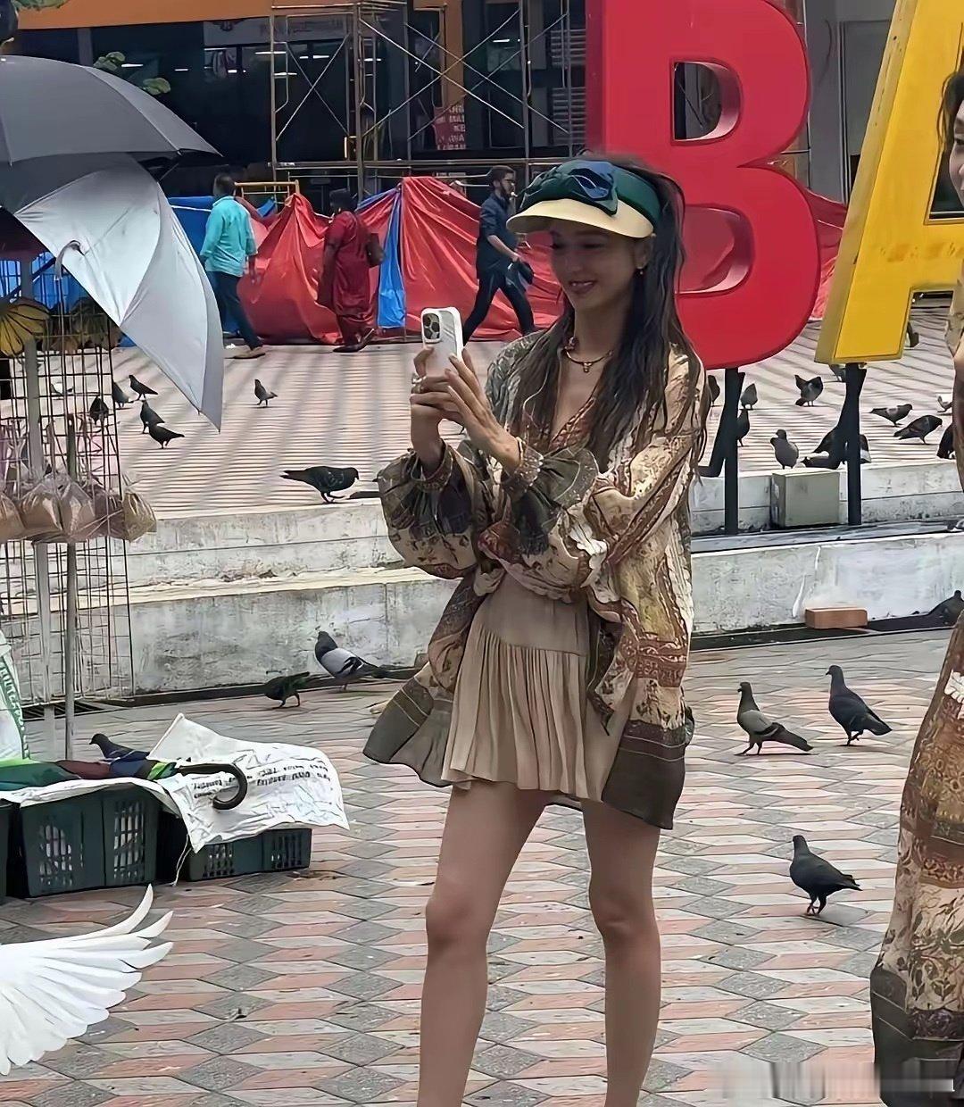 佟丽娅本人挺瘦的，看着有点干巴巴的…但一上镜就绝了，特别有神采。所以说镜头真神奇，有些人就是为镜头生