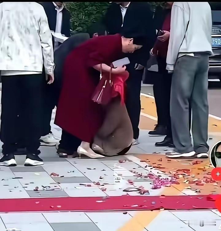 近日，一个欠四百多万的人给儿子办婚礼，竟在酒店搭起一片绚烂花海，各种鲜花争奇斗艳