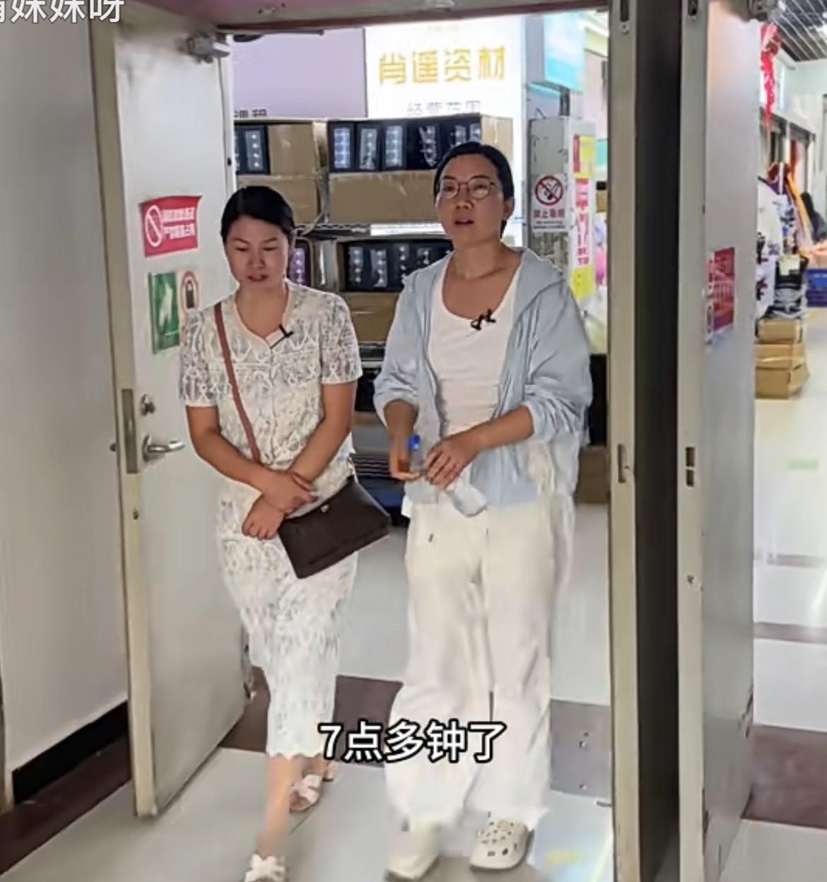 红姐这趟云南行，活脱脱把“带薪旅游”演绎出了新境界。说是跟着小娜来帮忙，可从花卉