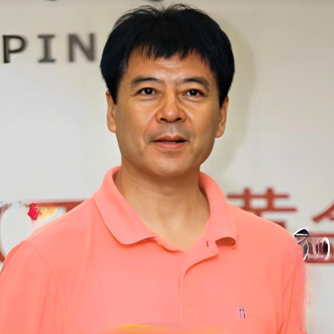 演员颜世魁说：“我们七八级明星班，一共有23个男生，我们住在一个大房间里，上下铺
