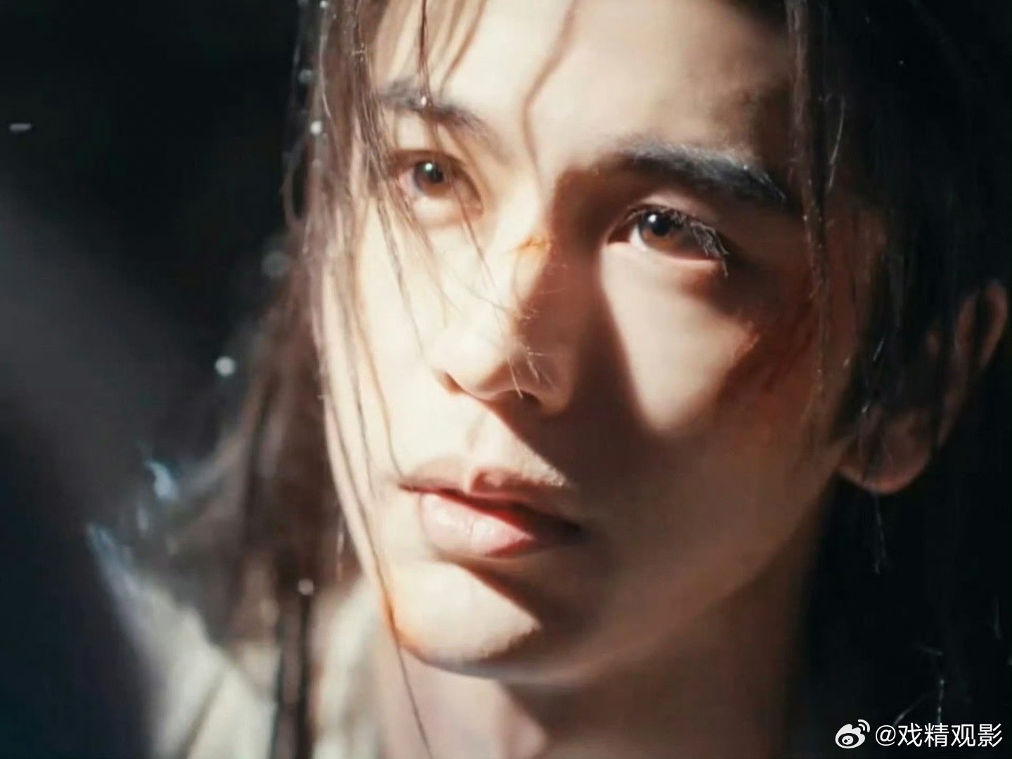 张凌赫人生镜头雪地战损挥剑，咳血颤抖仍藏锋芒，自设雉鸡翎飞扬，破碎感与战神气魄