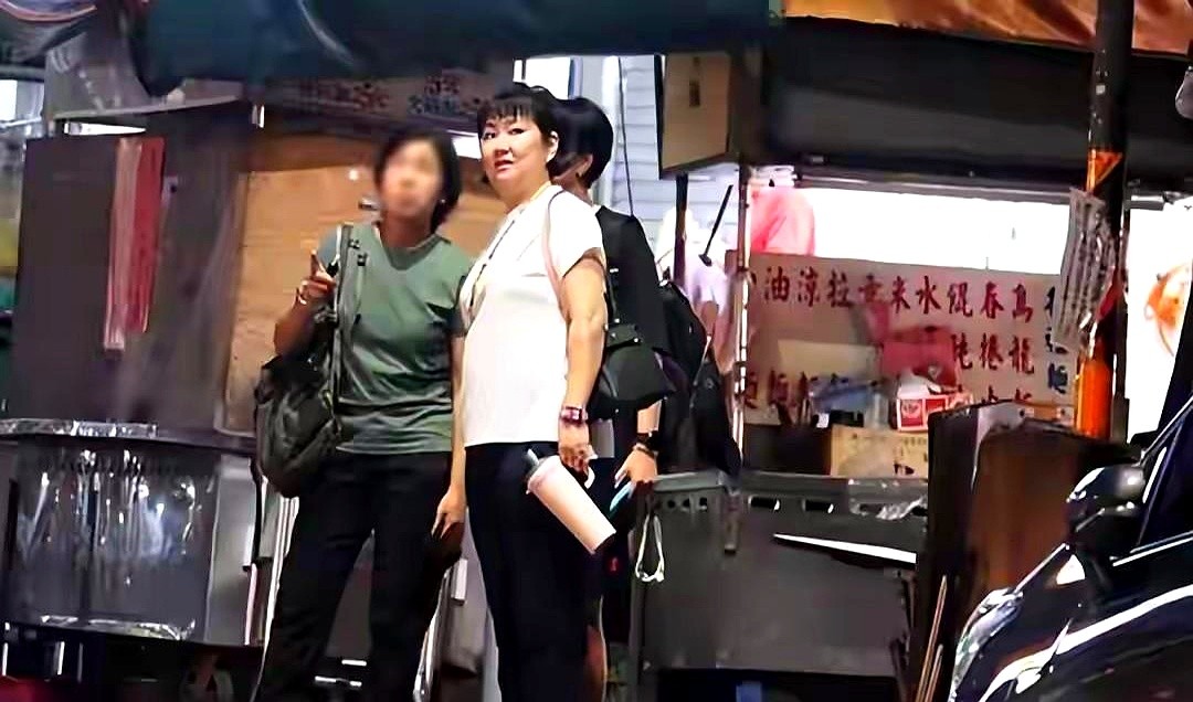 Selina挺着小腹走在街上，脸圆了一圈，下颌线彻底消失。路人抓拍的镜头里，44岁的她没戴墨镜，没穿