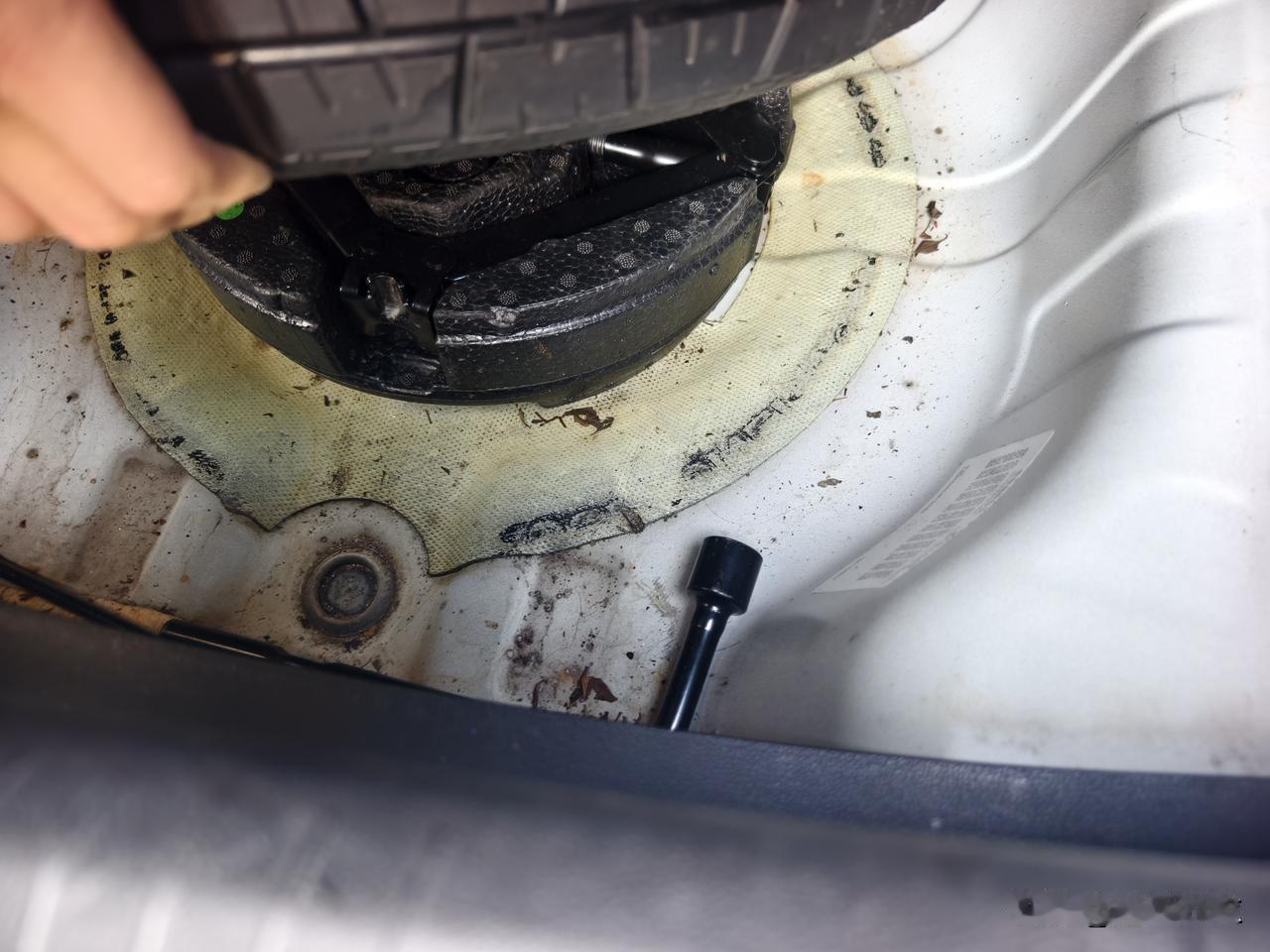 请问这是沥青止震片还是水性止震片，照理说沥青应该是黑色的吧，但是这看着里面好像有