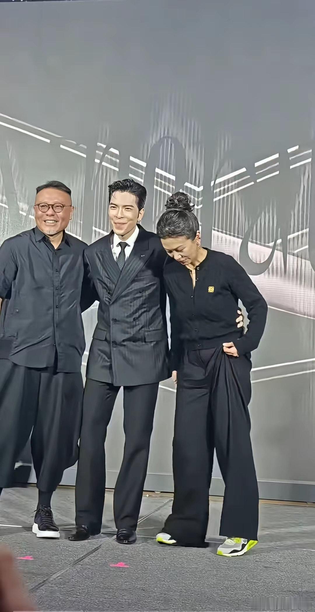 萧敬腾的老婆，为什么非得穿这么长的裤子。