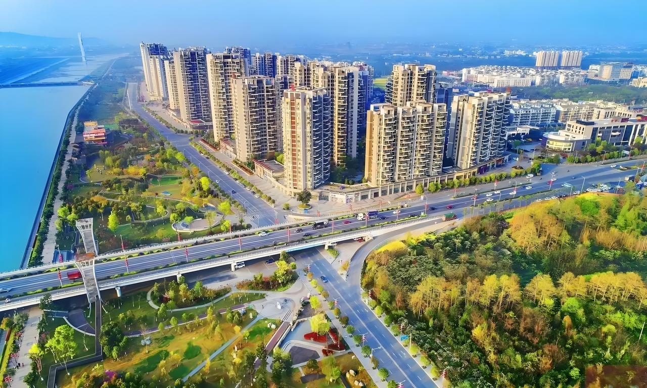 未来十年，鄂州发展潜力巨大。从2024年数据看，GDP预计增长6.5%，多项经济