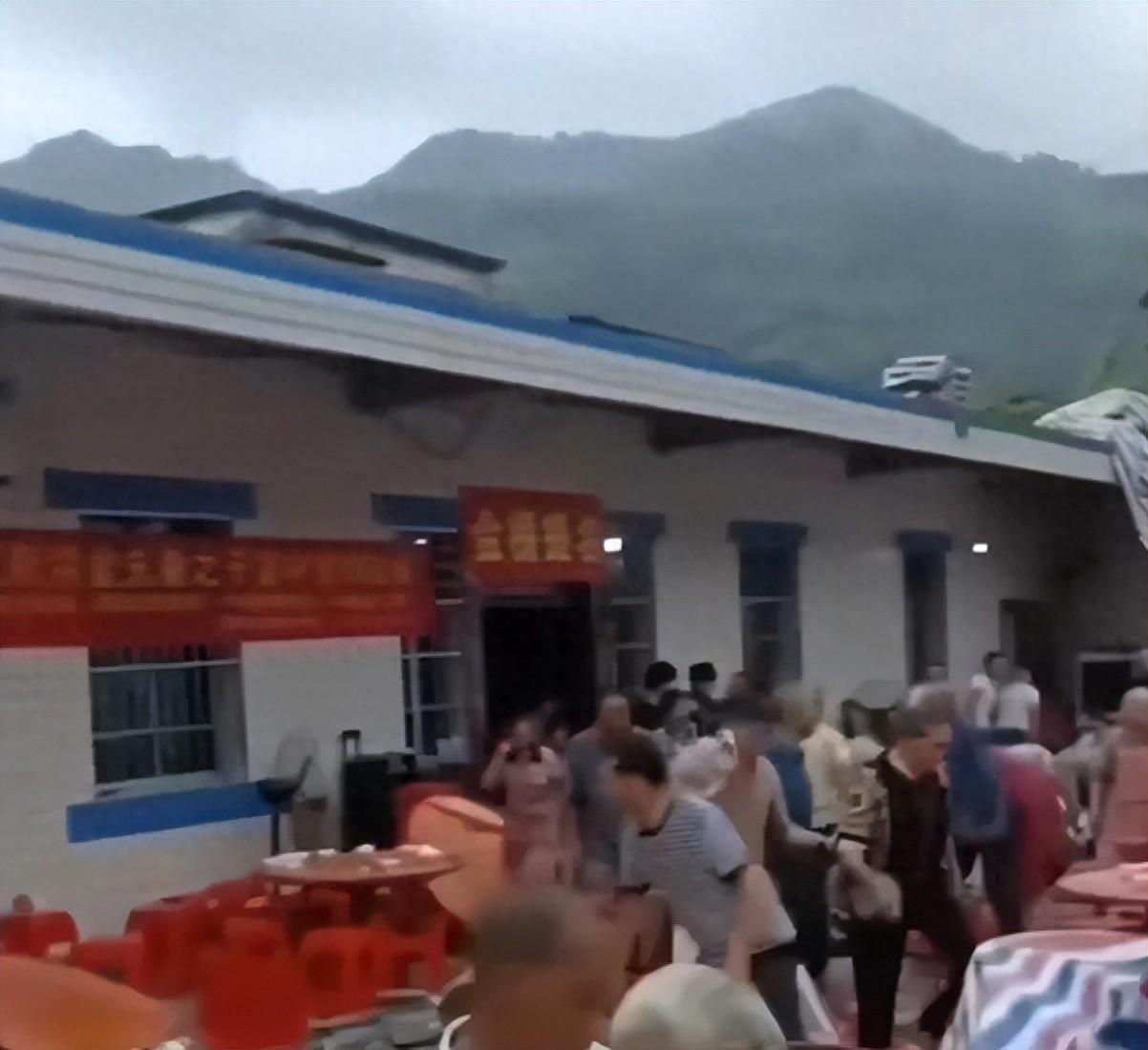 随了500块礼，人没了。8月18日，四川宜宾长宁县硐底镇。升学宴上，雨棚突然