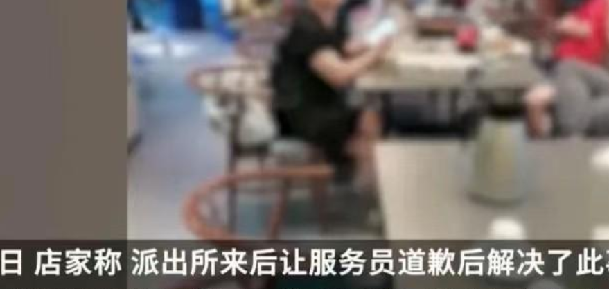简直不要脸！广东，一年轻的女服务员给50多岁的大妈上菜的时候，礼貌性的称呼了一