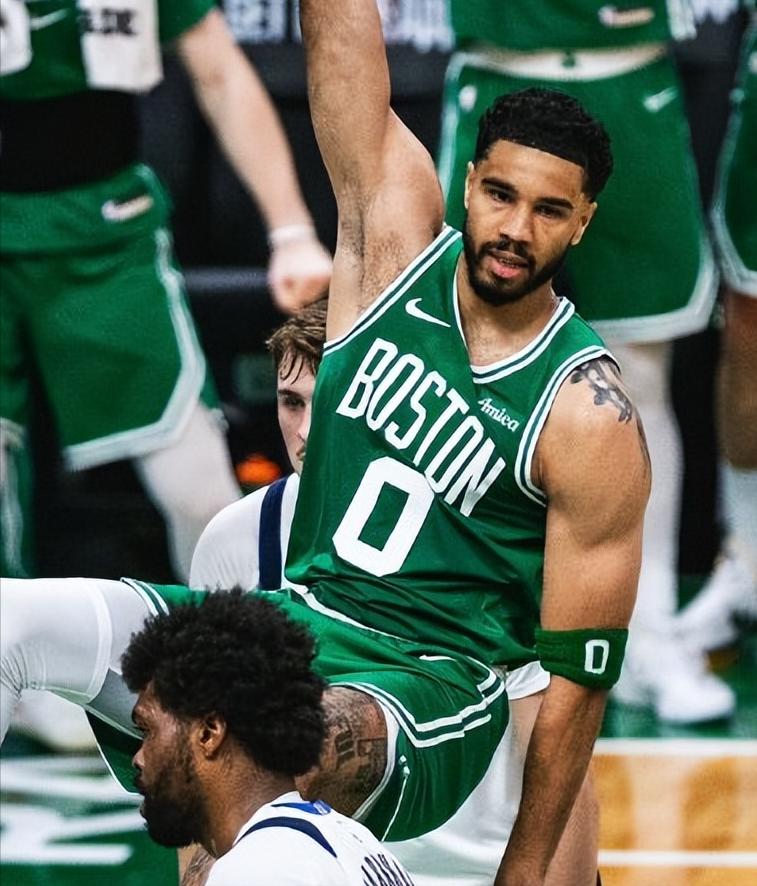 塔图姆复出首战数据：——出战27分钟——投篮16中6，三分8中3——15分