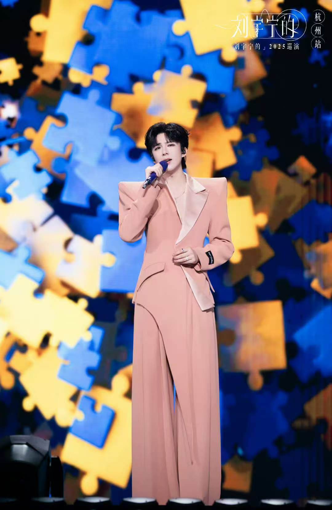 刘宇宁小揪揪造型刘宇宁给粉丝行王子礼开始推理吧刘宇宁录制开始推理吧的路透氛围感拉