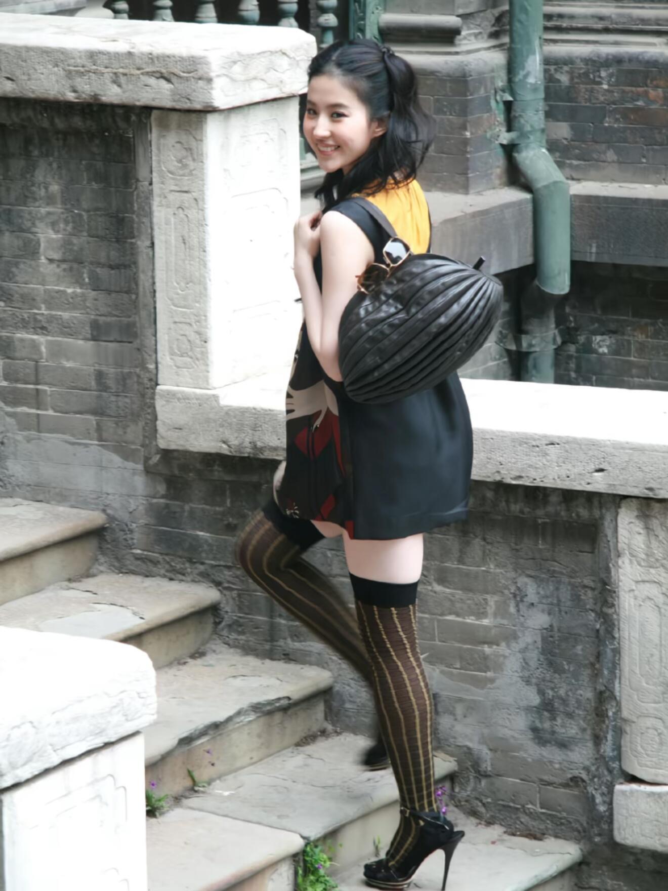 刘亦菲乱穿丑衣服，颜值也丝毫不受影响。