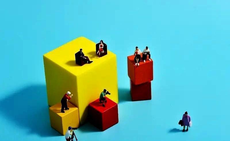 一句话，把一群人给点炸了。就因为一个教授说了句老实话：“现代科技，从电灯