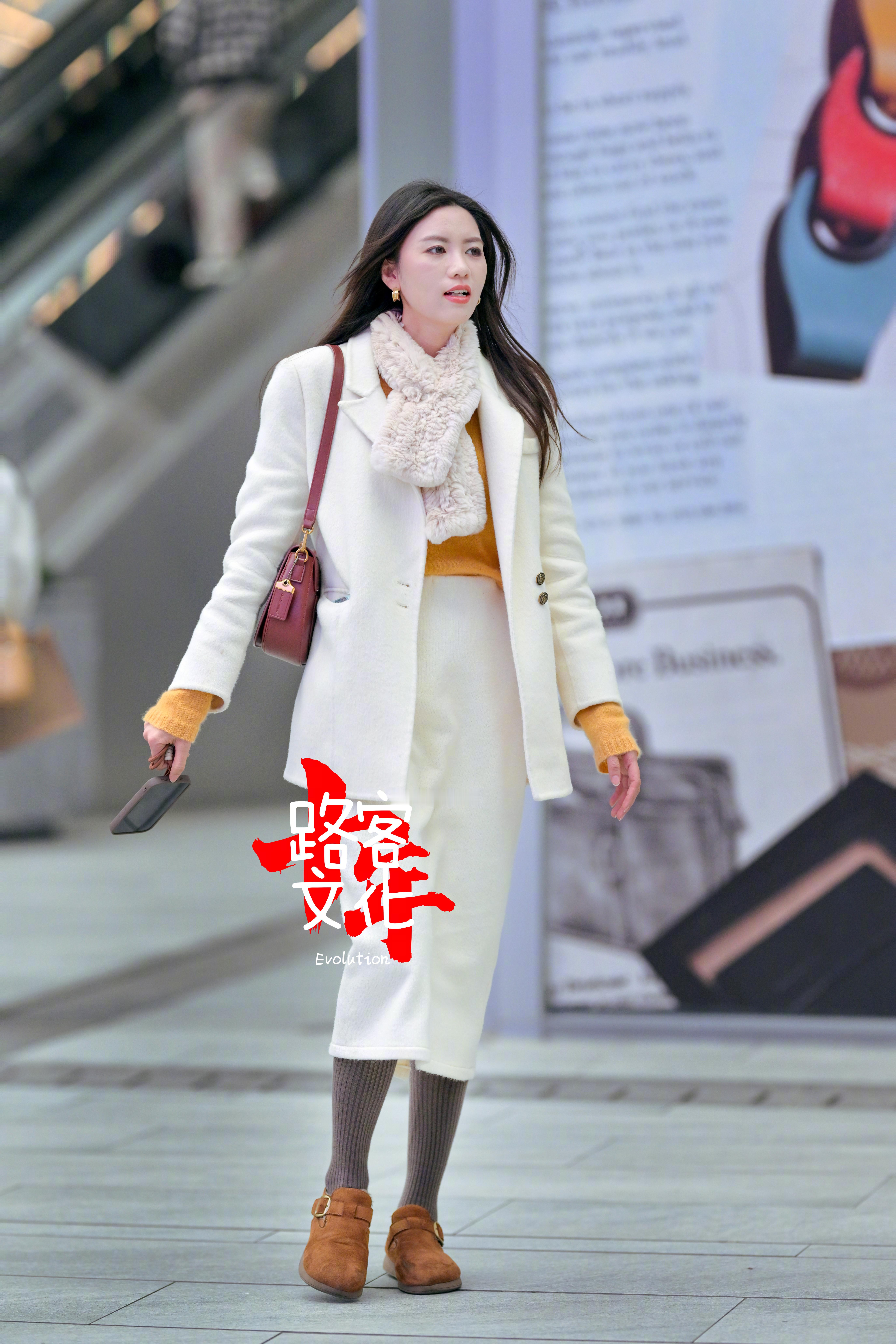 一身白色也是个很爱干净的小姐姐