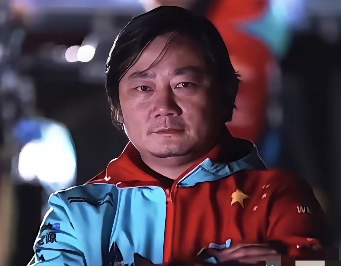 普通人创业账上没钱，八成早散伙了。张雪这哥们儿，路子野得让人发毛。2025年