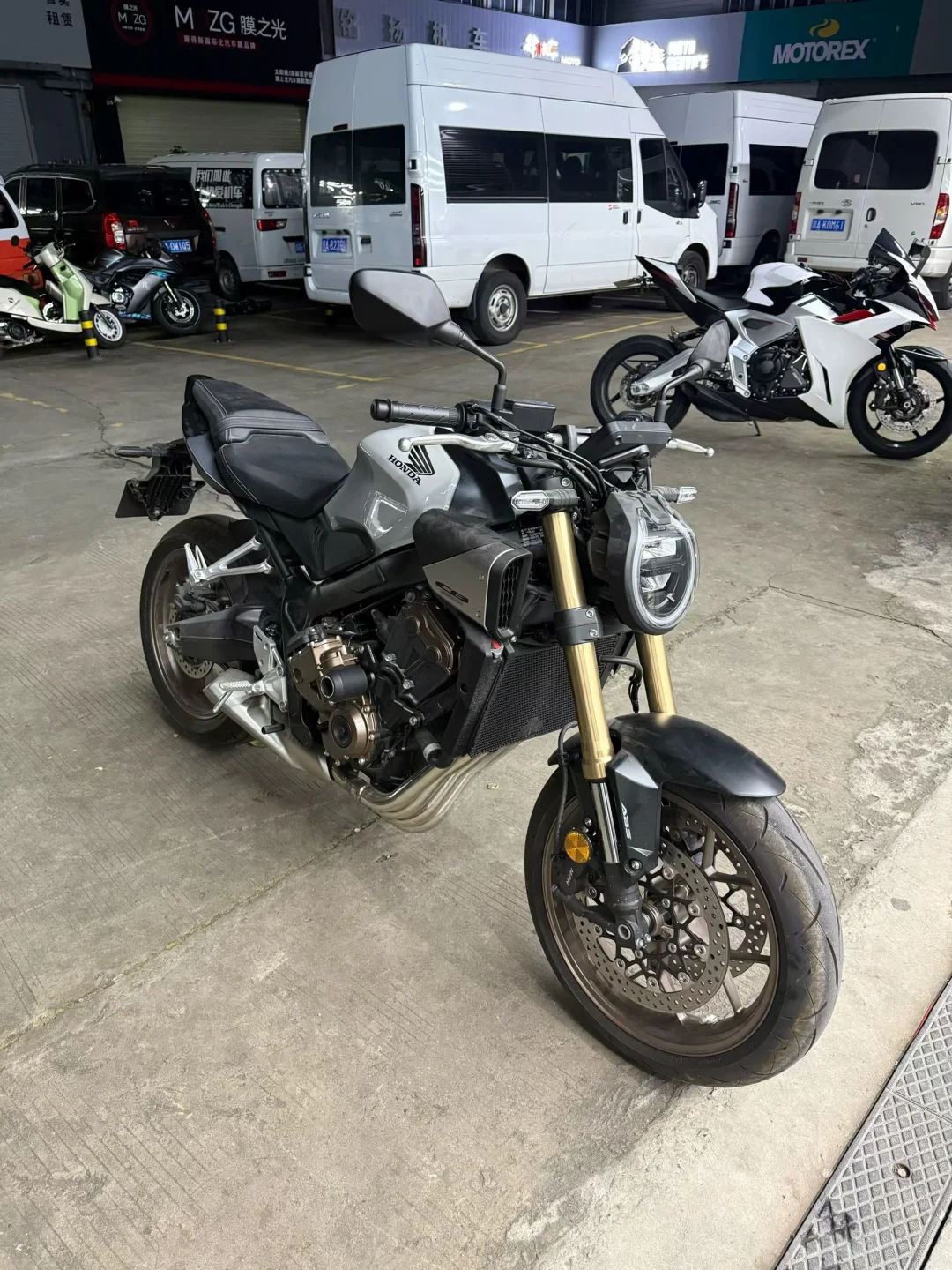 本田cb650只有300KM太漂亮啦