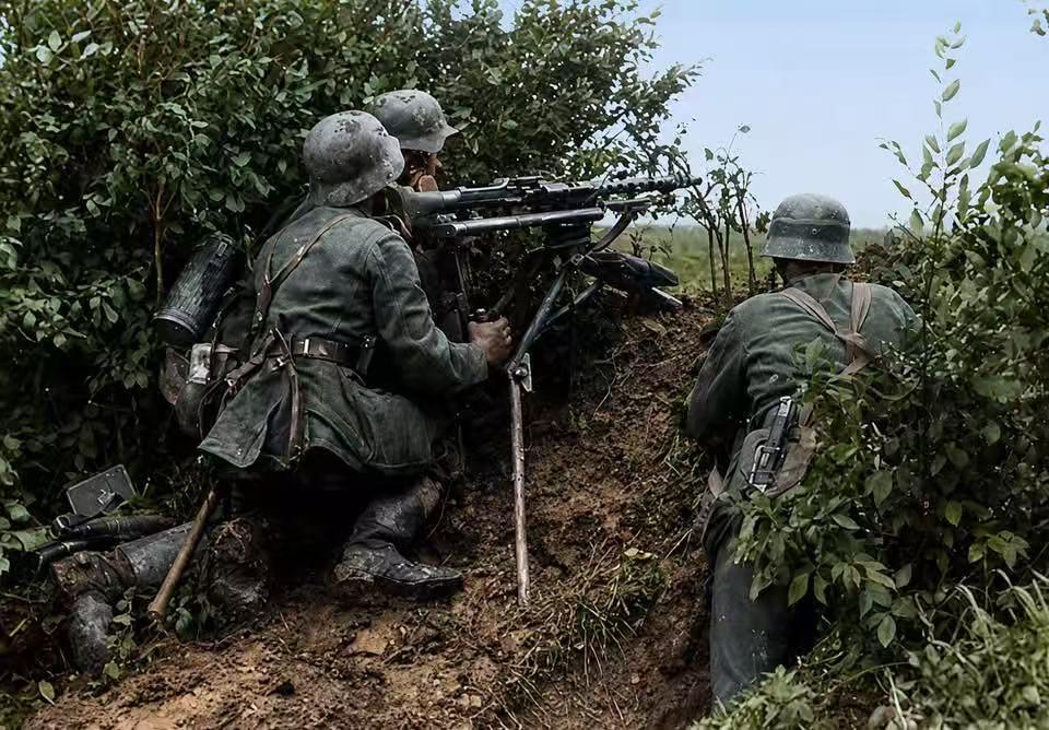 1941年，巴巴罗萨行动初期，一支德国国防军机枪班组正在对阵苏军！此画面凸显