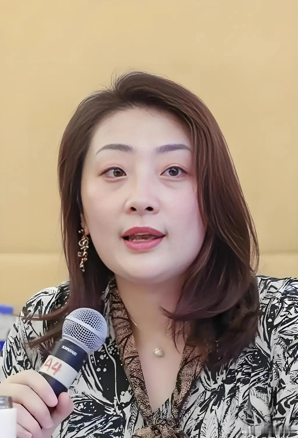 一瓶汽水卖28块钱，没人买。降到十几块请顶流代言，火了五天就熄了。再降到3