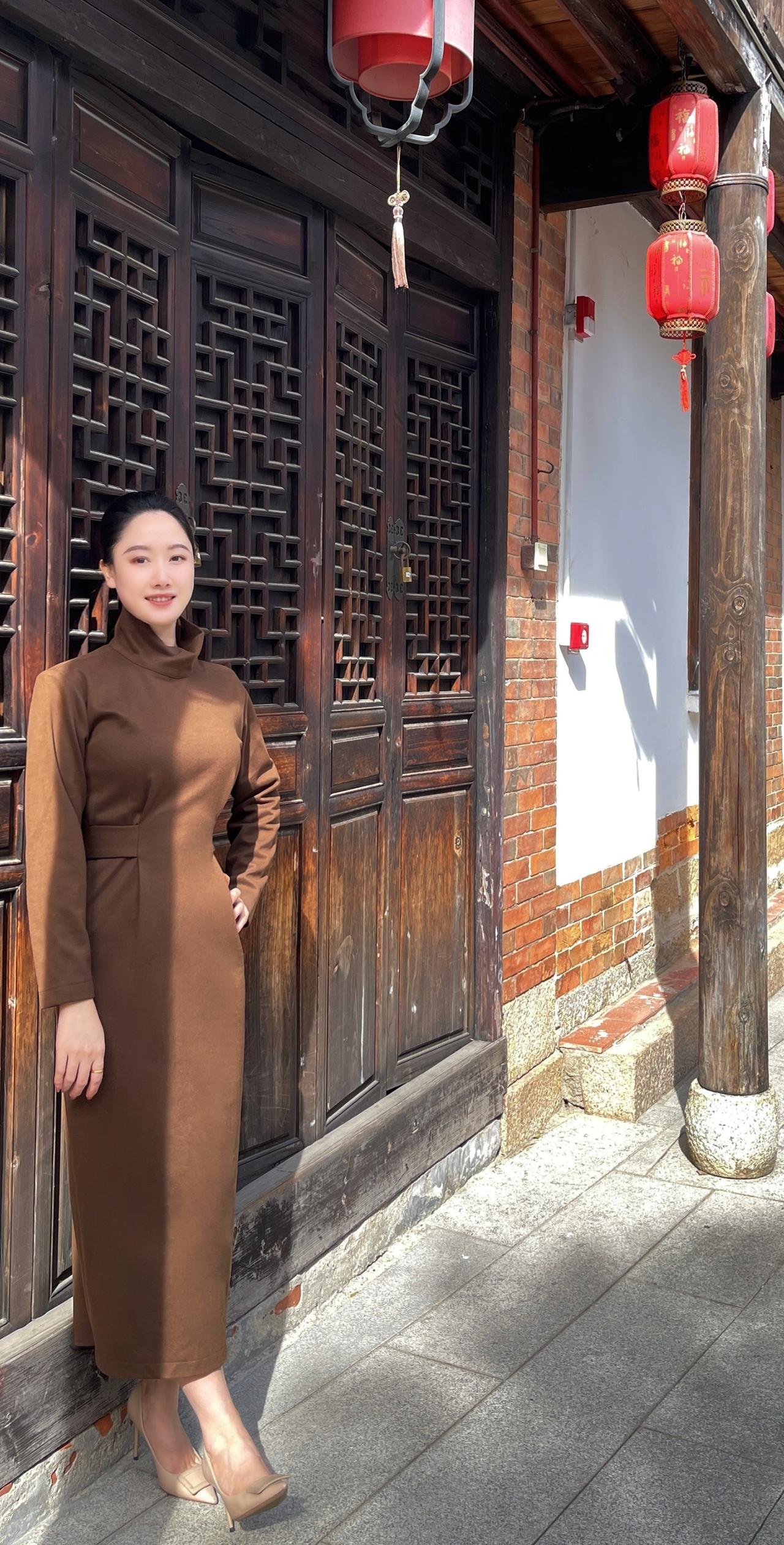 小楼昨夜又东风，故国不堪回首月明中。雕栏玉砌应犹在，只是朱颜改。东方美气质范