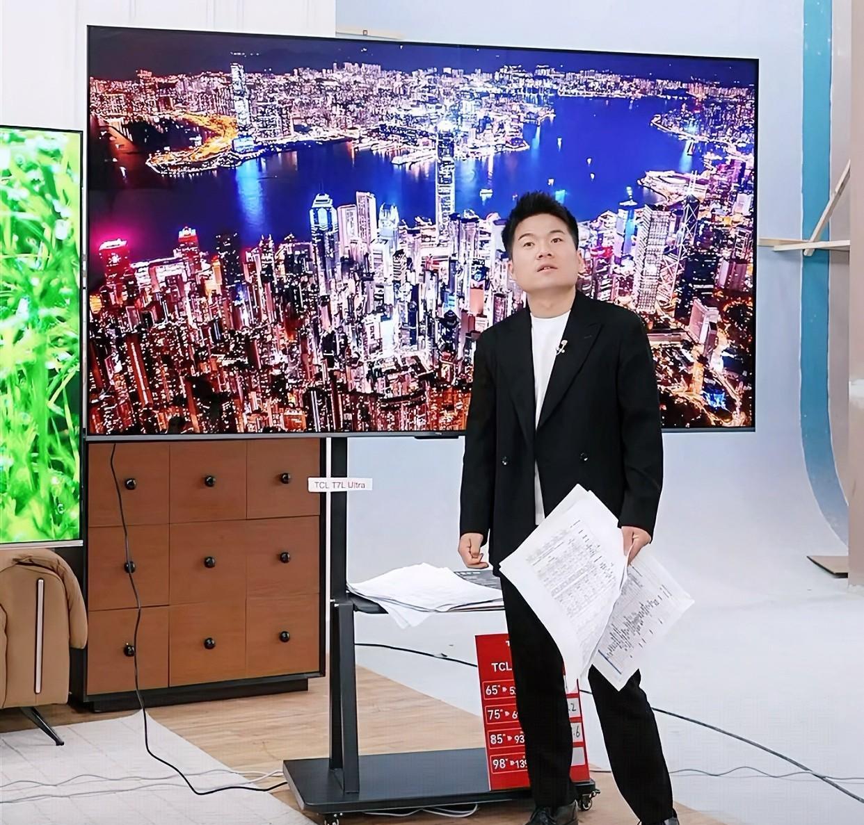 董宇辉也太实在了今天家电专场他讲电视机的时候发现买的人很多就有点想不通忍
