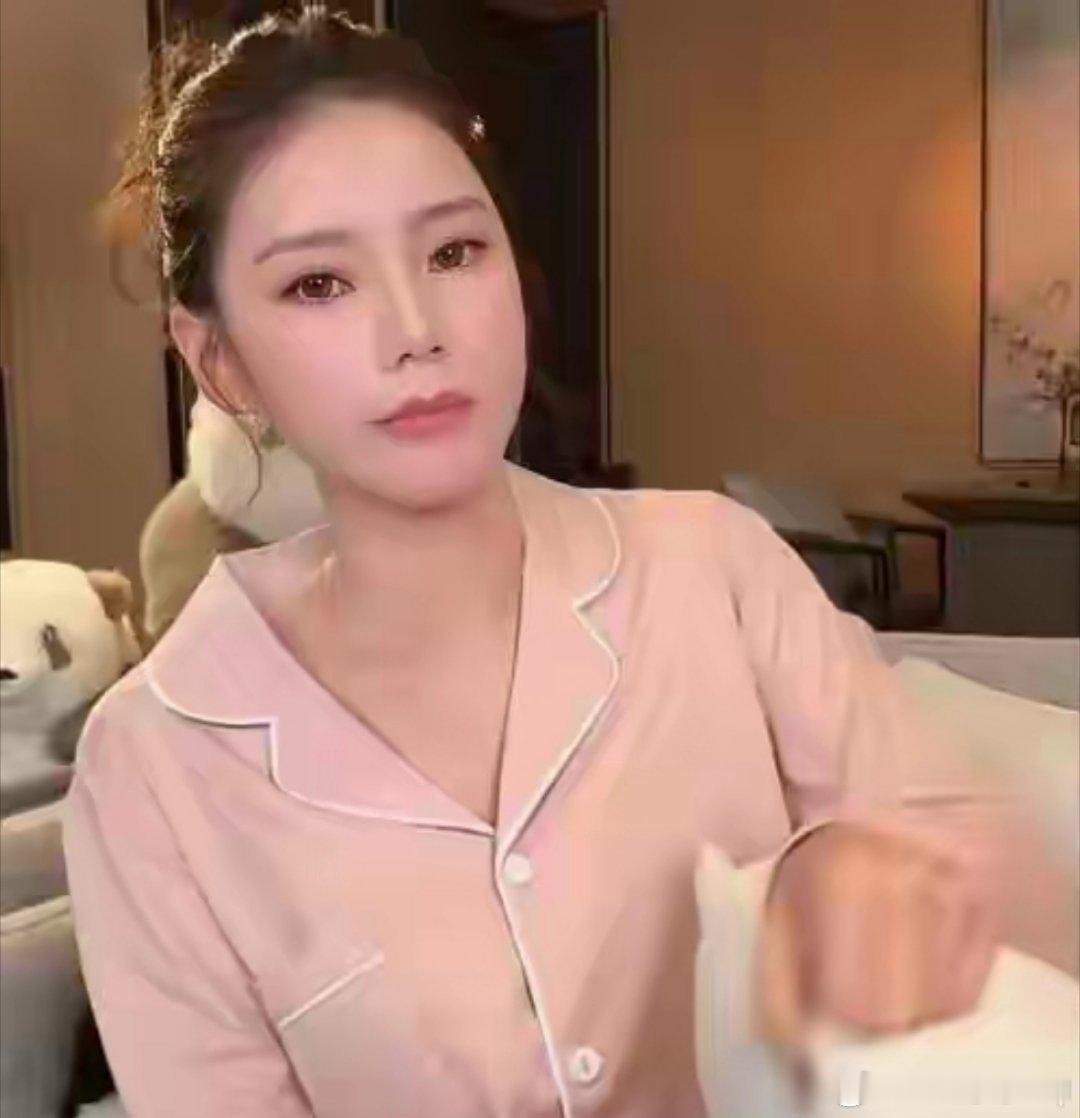 破防了！马晓梅从死赖湾湾不走到带小宝回京这一路全是当妈的心酸她抱着小宝登上回北京