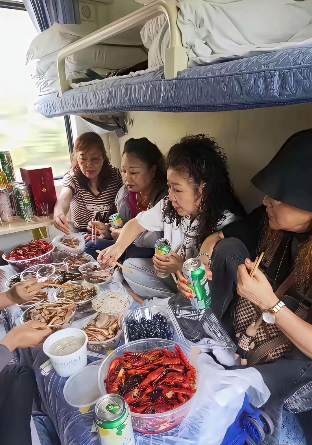 在火车上聚餐，素质呢？
