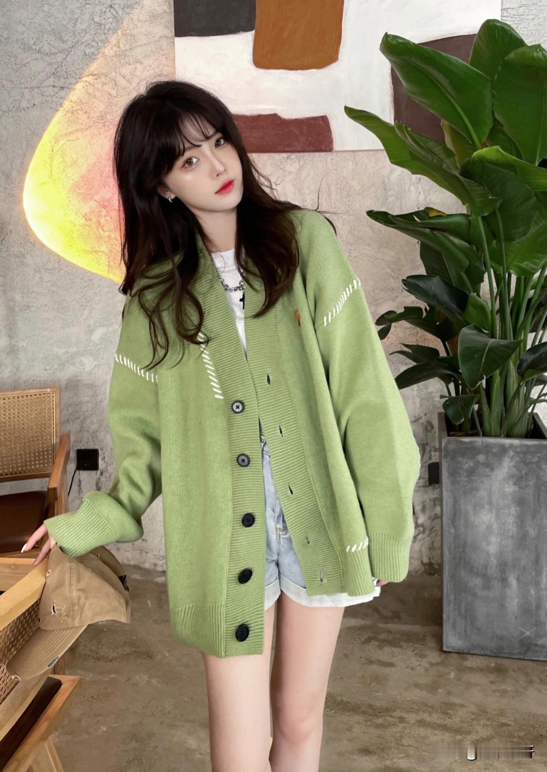 低饱和绿毛衣是秋冬的显白神器，简约剪裁衬得身姿窈窕，不张扬却自带焦点，走路都带温