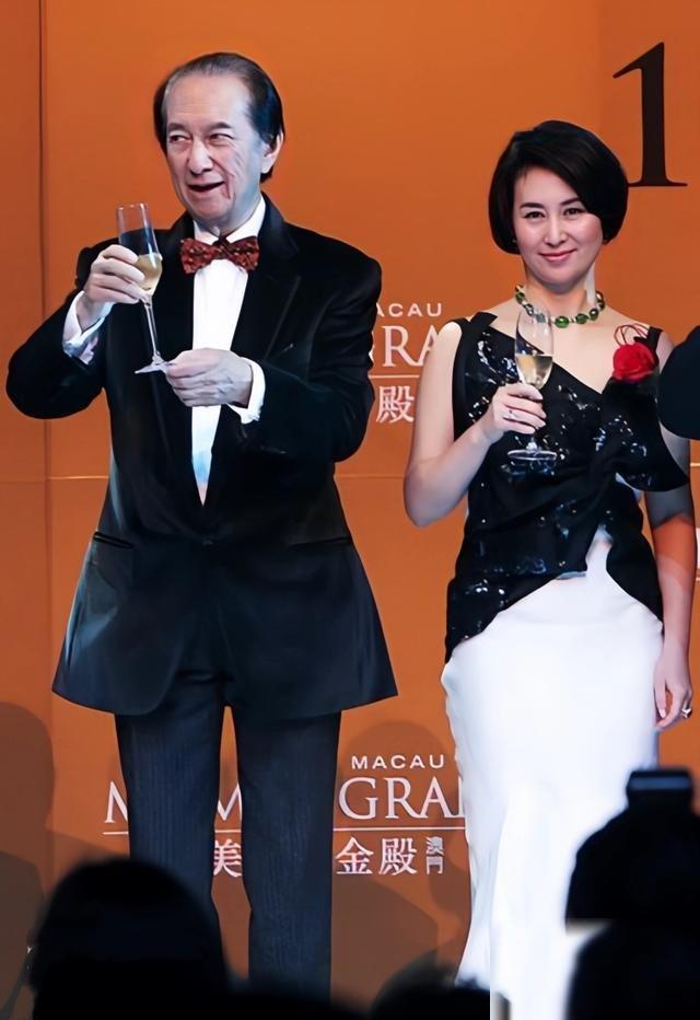 1997年香港回归那会儿，何鸿燊跟何超琼打了个赌，赌的是上海这样的内地大城市，到