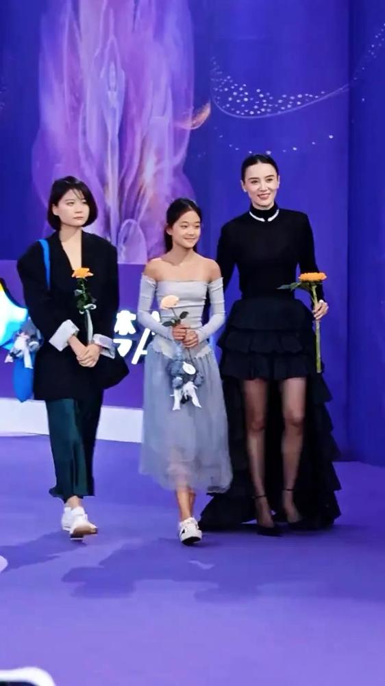 梅婷这次的操作，给明星妈妈提了个醒。我家远房亲戚前两年就赶着童模热，把刚上初