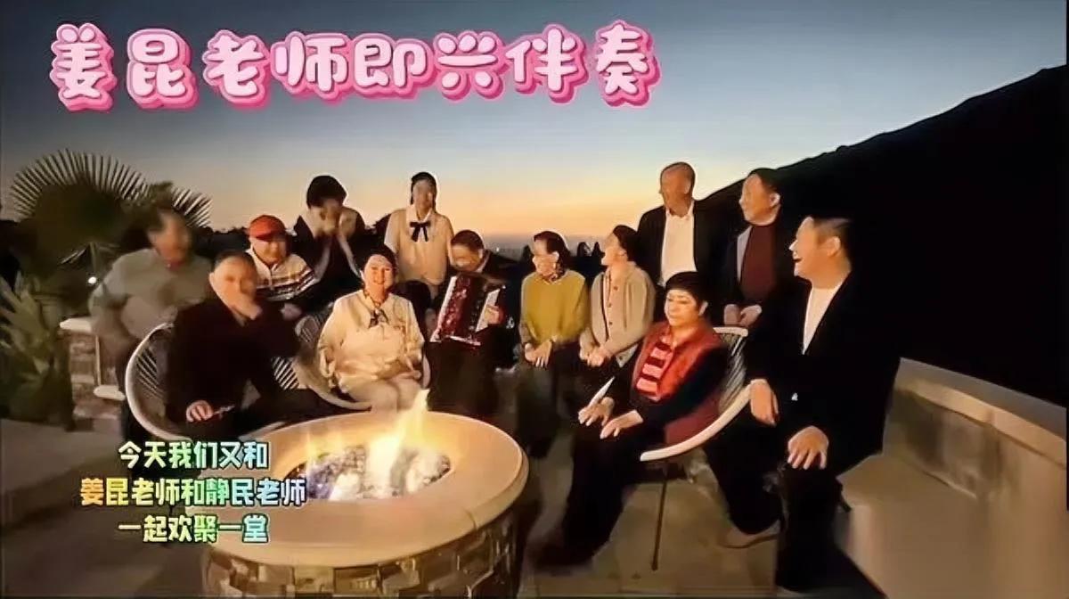 停了退休工资？太敢说！加州豪宅里飘来红歌？姜昆领着艺术家在棕榈树环绕的美