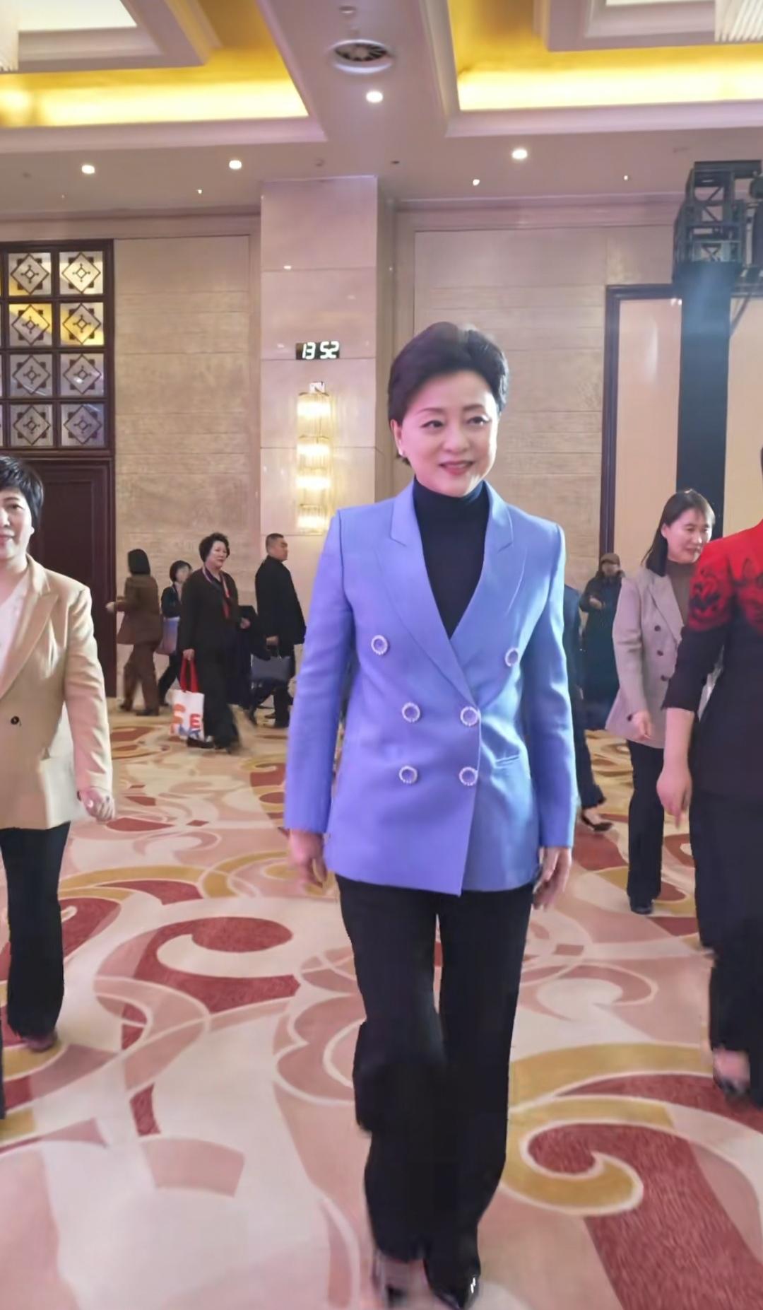 12月24日，杨澜现身山东临沂参加活动，进入会场的时候，陪同她的是一群穿着端庄的