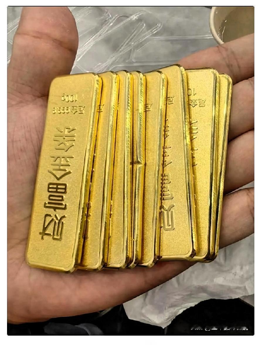 奉劝大家一句，但凡手里还有黄金的，如果你不是两百三百一克买的千万不要冲动