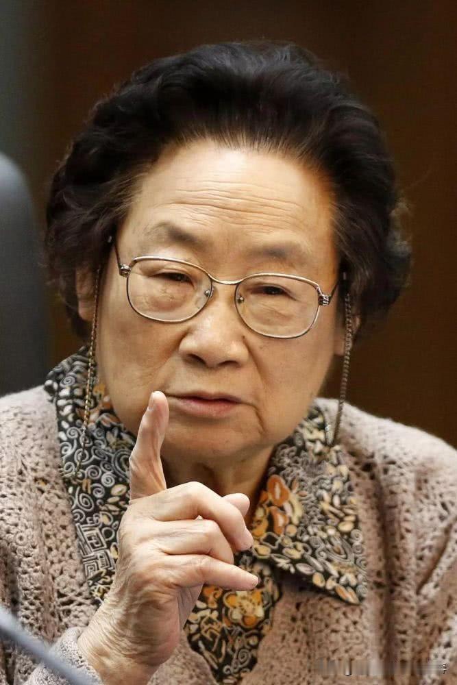 屠呦呦先生没有评上中国科学院院士，却被选上美国科学院外籍院士，这是两种科研体系的