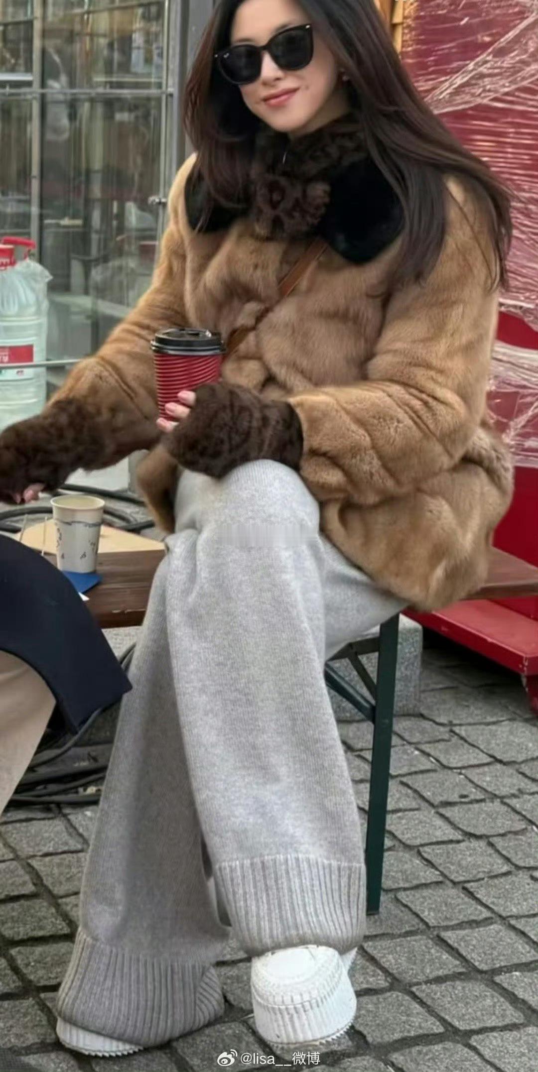 原来女明星朱珠裤子的裤脚也会脏，我每条裤子裤脚脏不忍心看