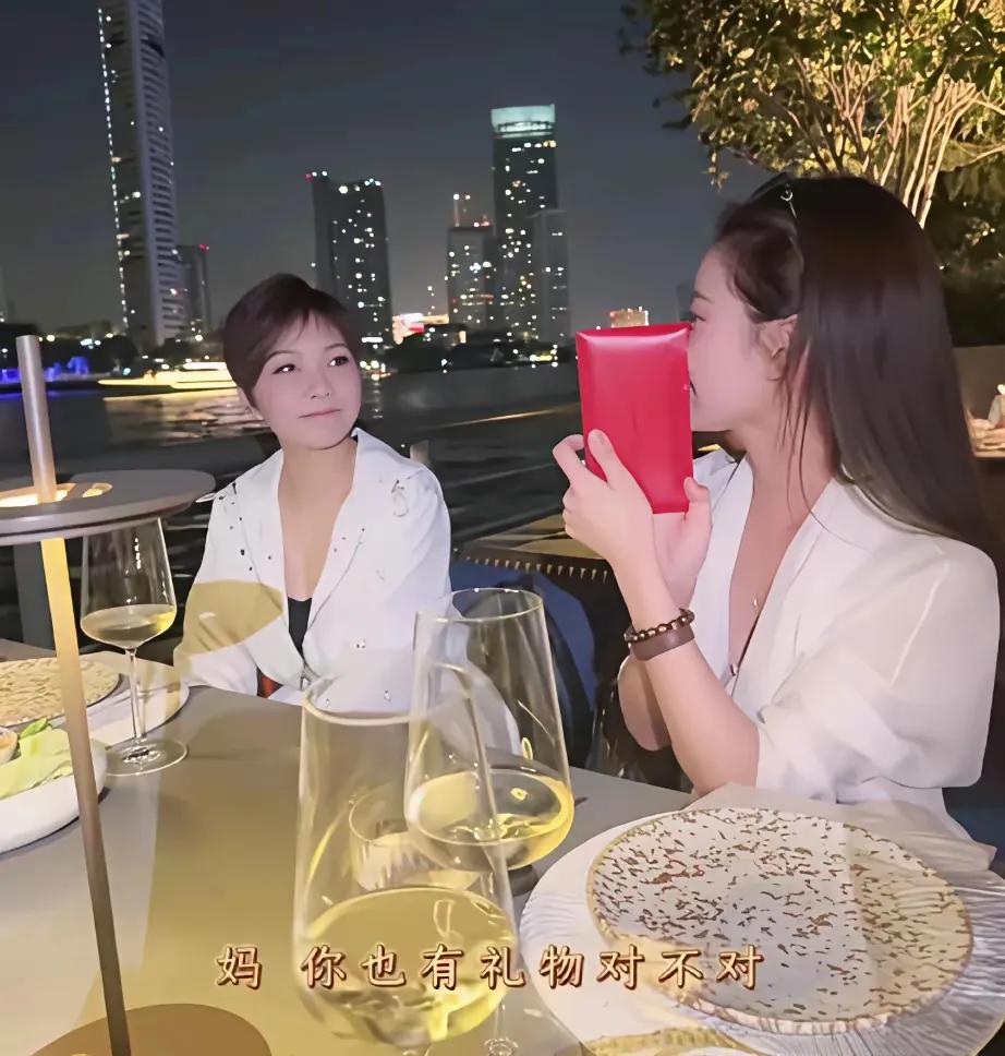 马筱梅的妈妈跟着女儿享福了，本是普通人，如今托女儿的福，来到北京享福，看到了更大