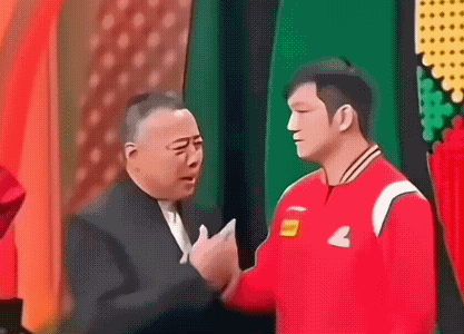 当年樊振东比赛夺冠，王楚钦亚军，颁奖时刘国梁堪称表情管理大师。 网上那段流传