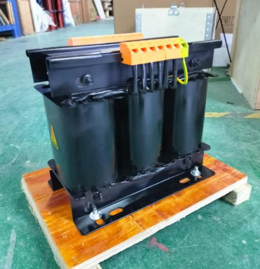 比芯片更重的东西出现了！现在整个欧美都急疯了，美国电网设备商就算加班加点生产，也