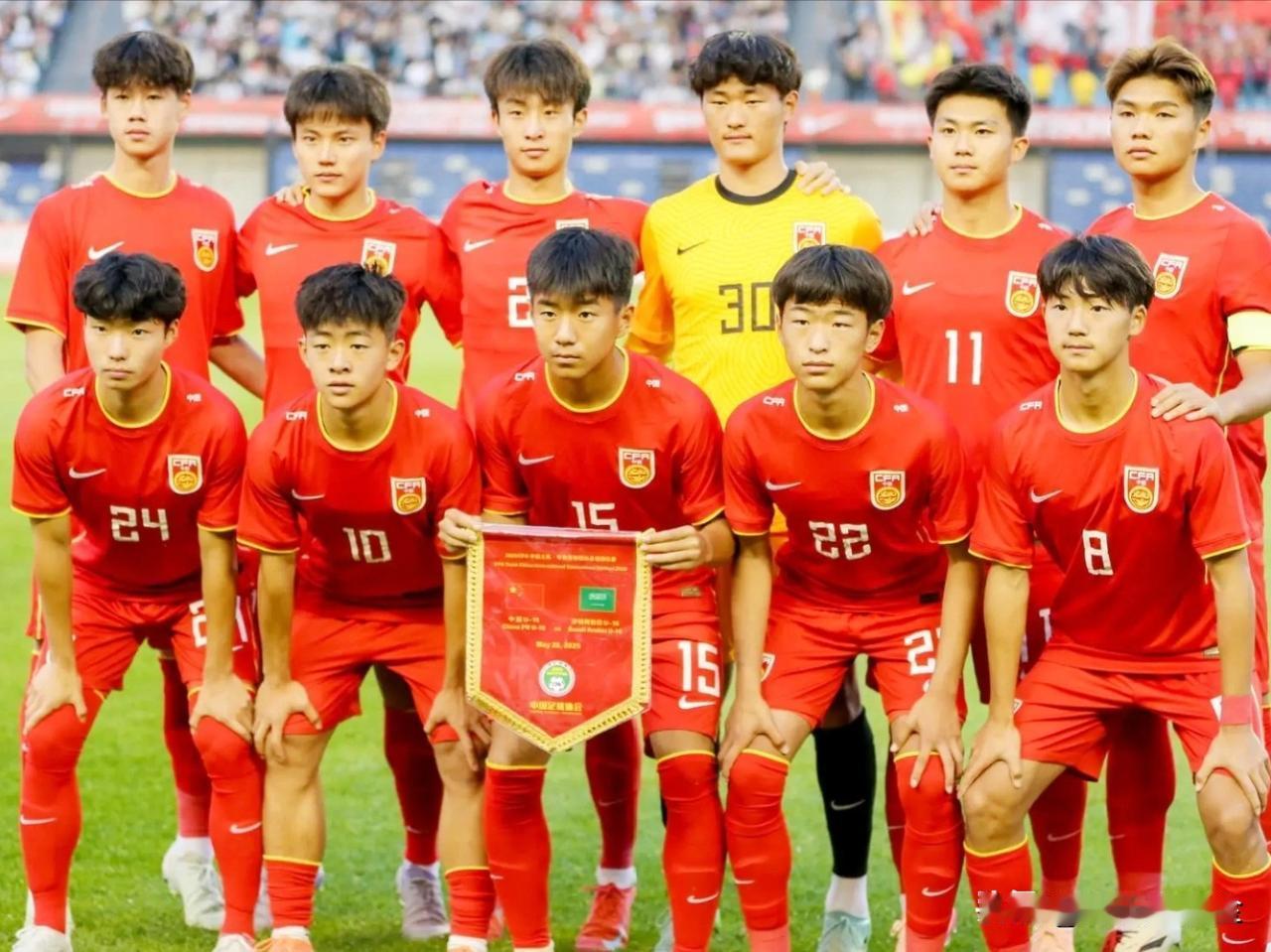 U17亚洲杯少年队决赛合影一群青涩少年，拼到决赛惜败却眼里有光。成年队前路