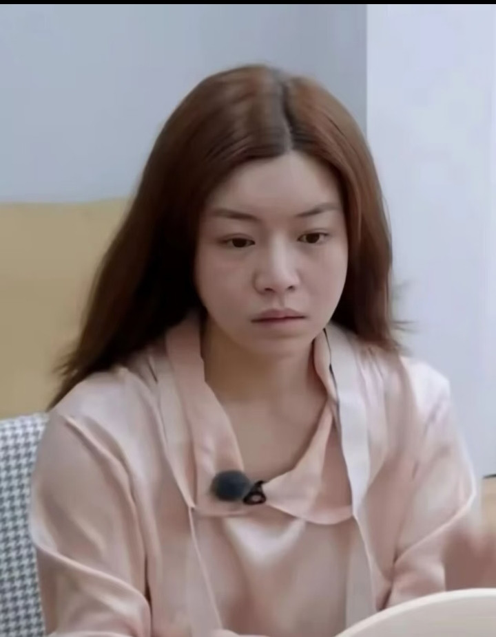 陈妍希42岁素颜被喷？别拿美颜当现实。陈妍希上《我家那闺女》，一段全素颜晚间护肤，被喷惨了。“婴儿肥