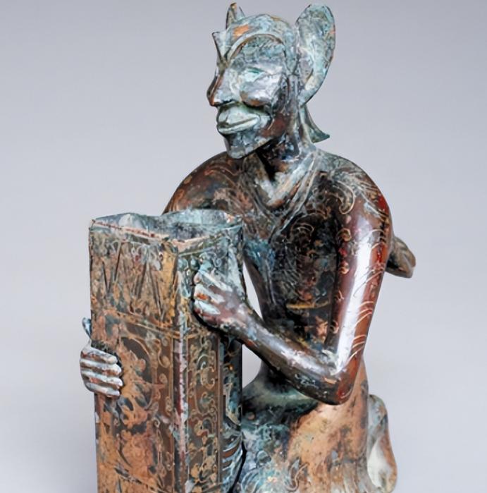 1987年，洛阳机车厂修建厂东门时，意外碰到了一座古墓，里面有一件人形雕塑，长相