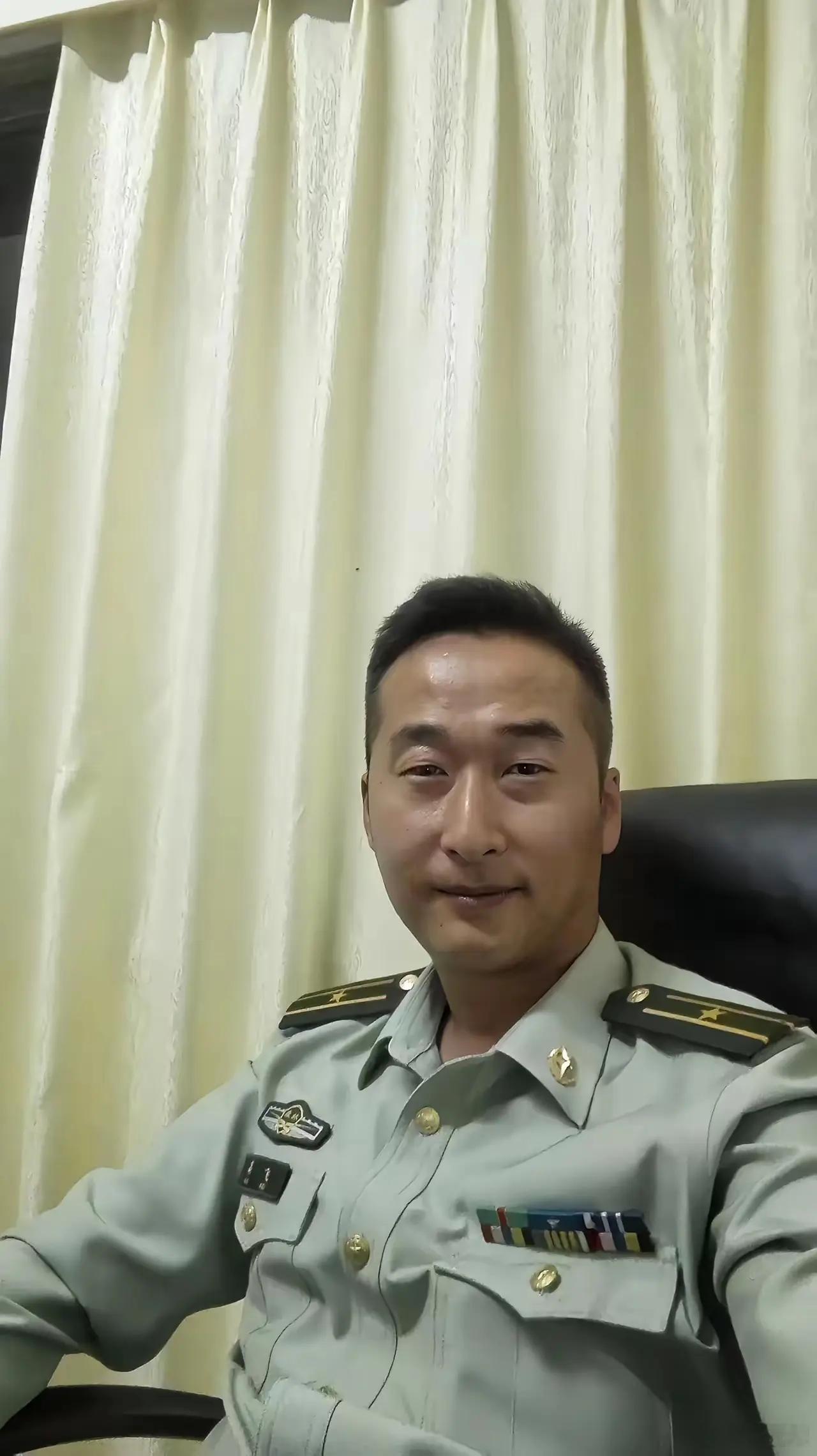 我有个朋友也是这样的军衔，请问是什么级别军衔，多大的领导​​​