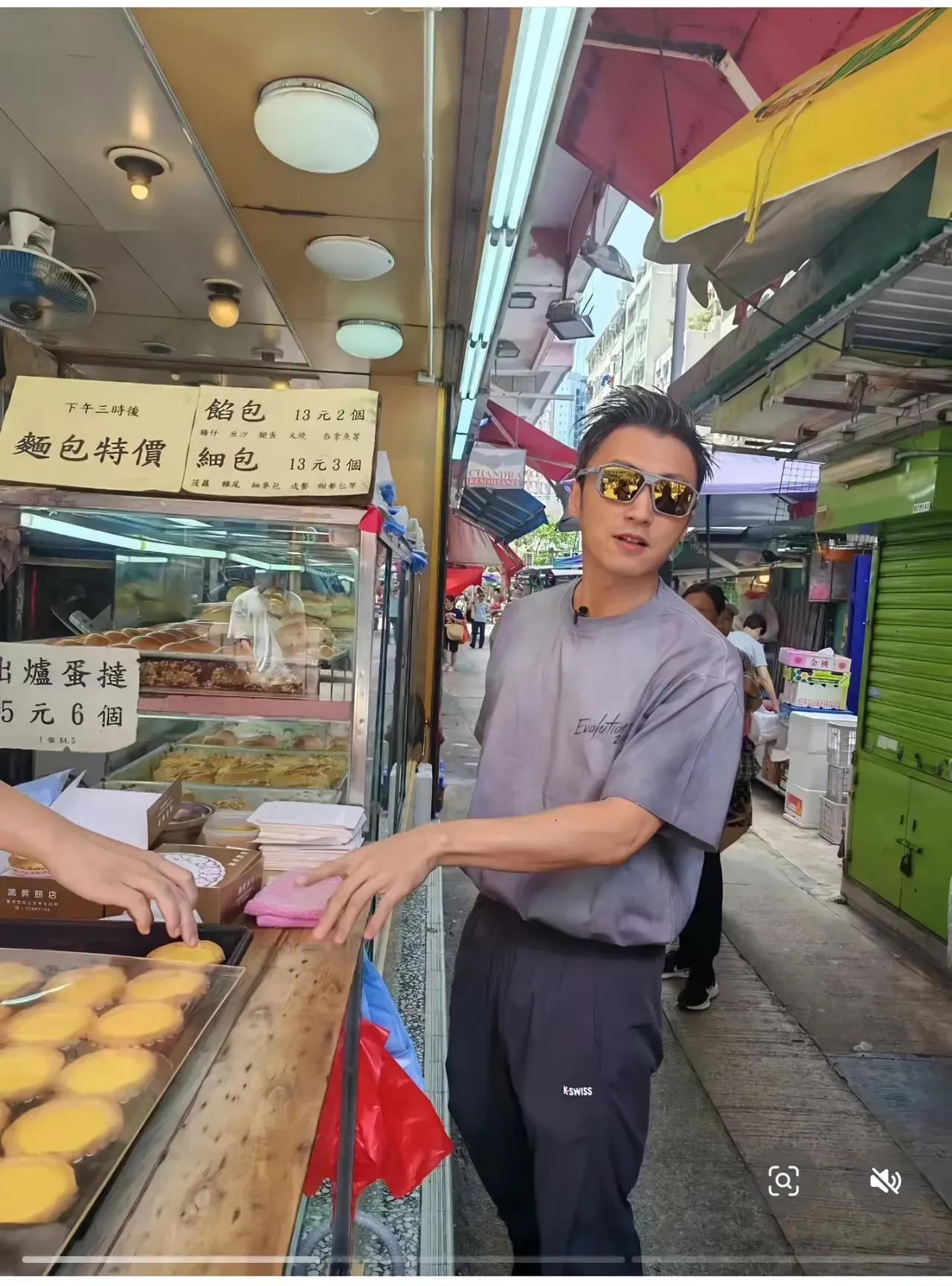 探个店的功夫，谢霆锋的真实身高就破解了，在场的网友说了真话：就这身板，谁说谢霆锋