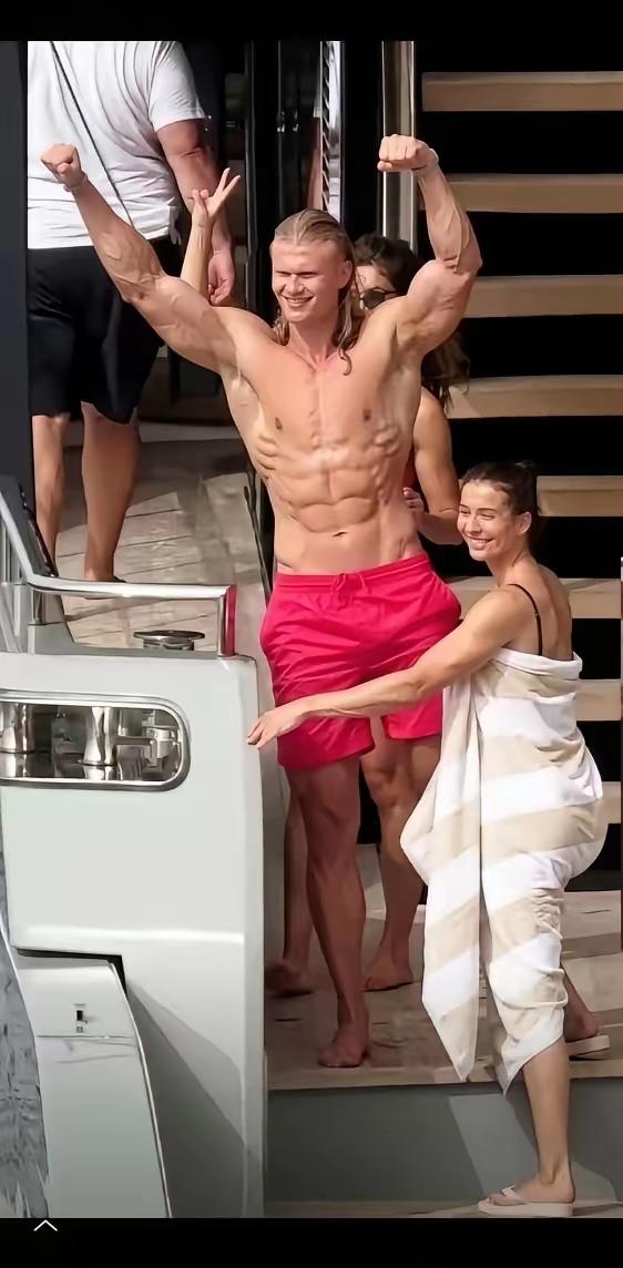 ​现在，球迷们才终于明白，挪威队员哈兰德为什么会取得如此巨大的成功？当他光着膀子