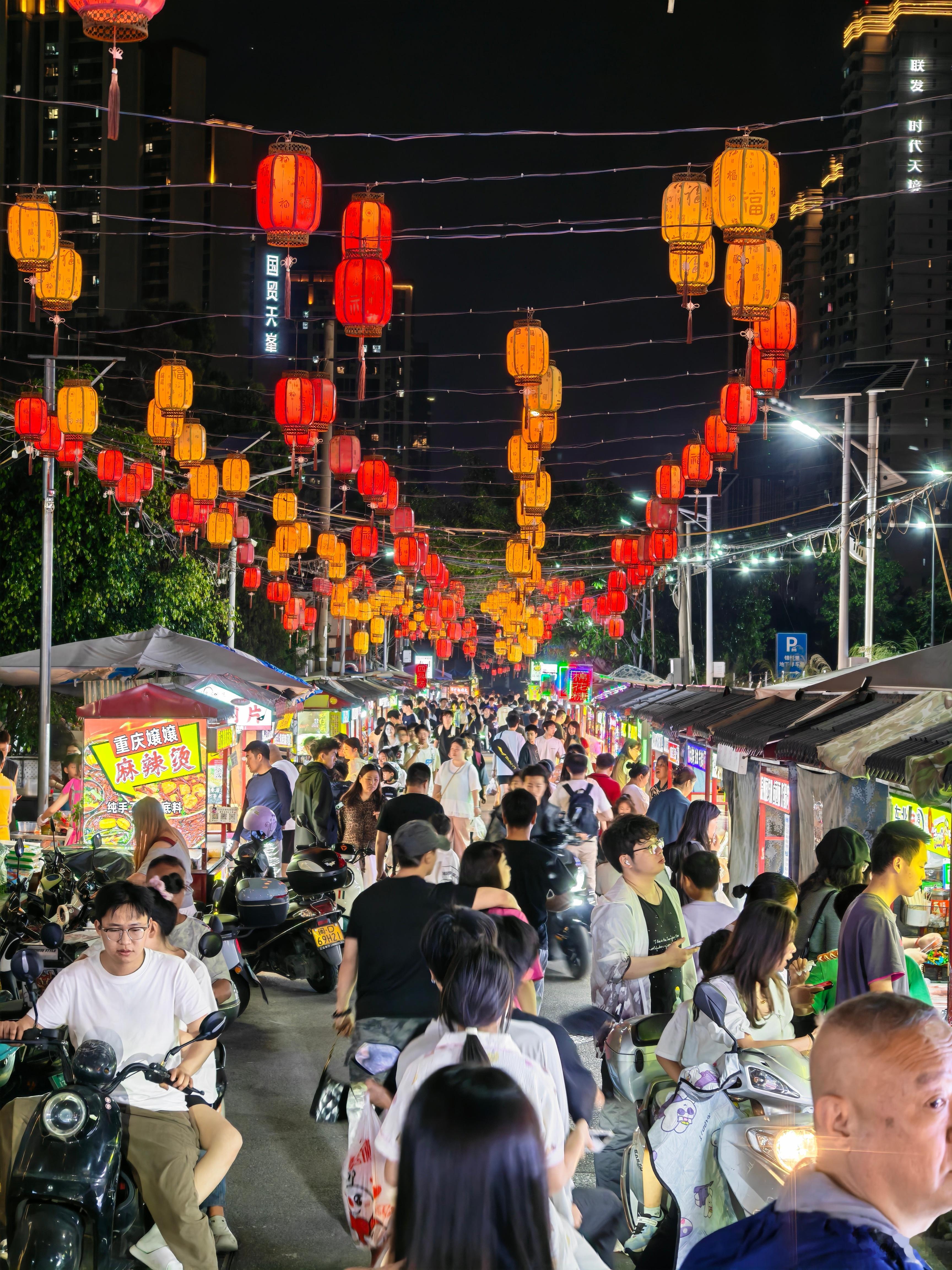 说好下馆子，带我来夜市…