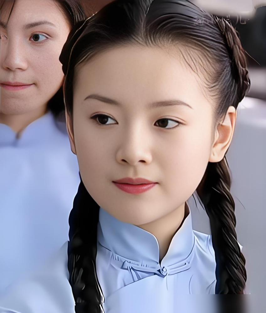 董洁彻底不装了，靠一张“初恋脸”，明着把粉丝当韭菜割。直播间里，她还是那个