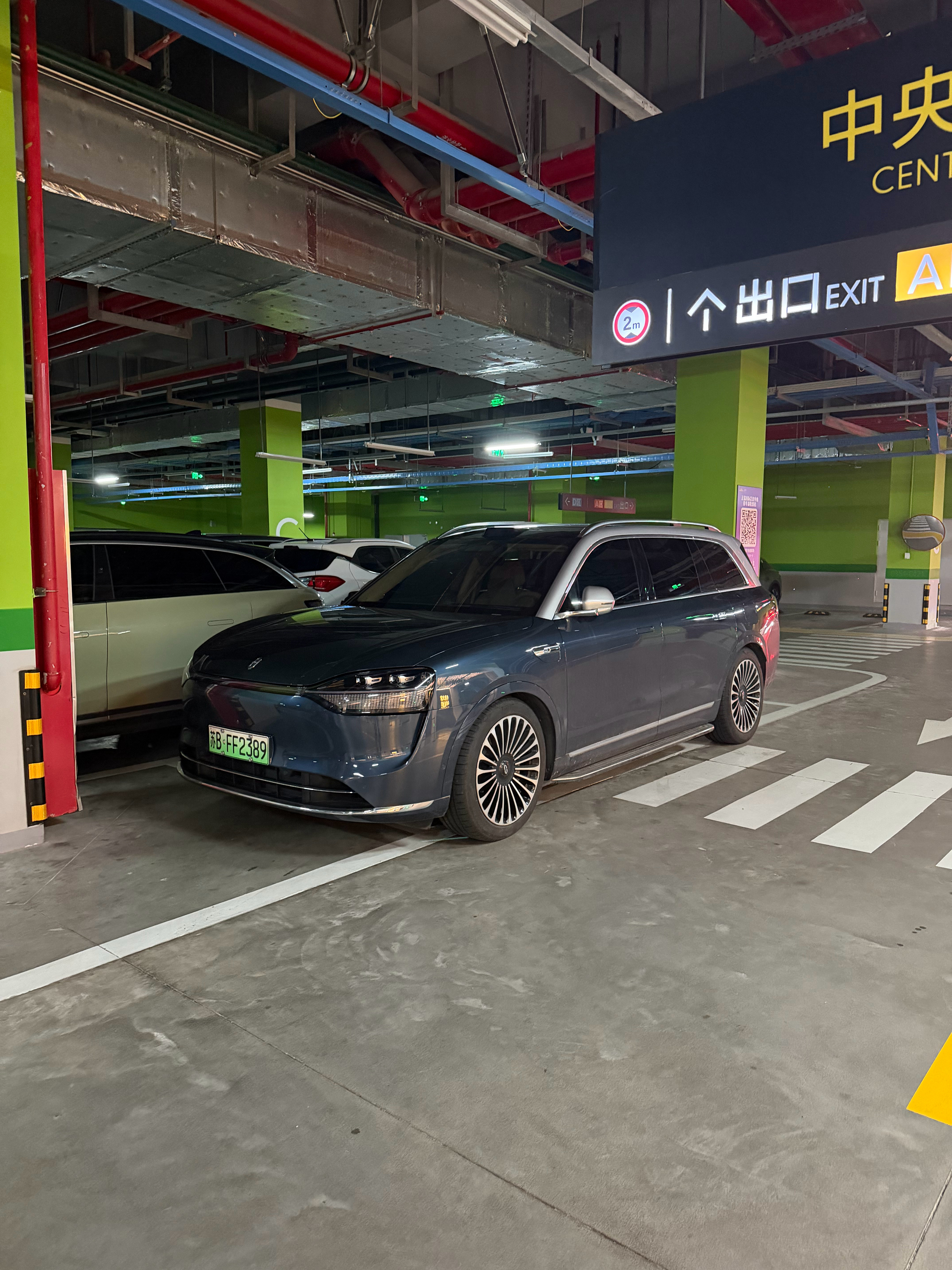 二手车贩子开什么车？楼上二手车大会，楼下车贩子们的车，已经很少见到特别豪的车了。