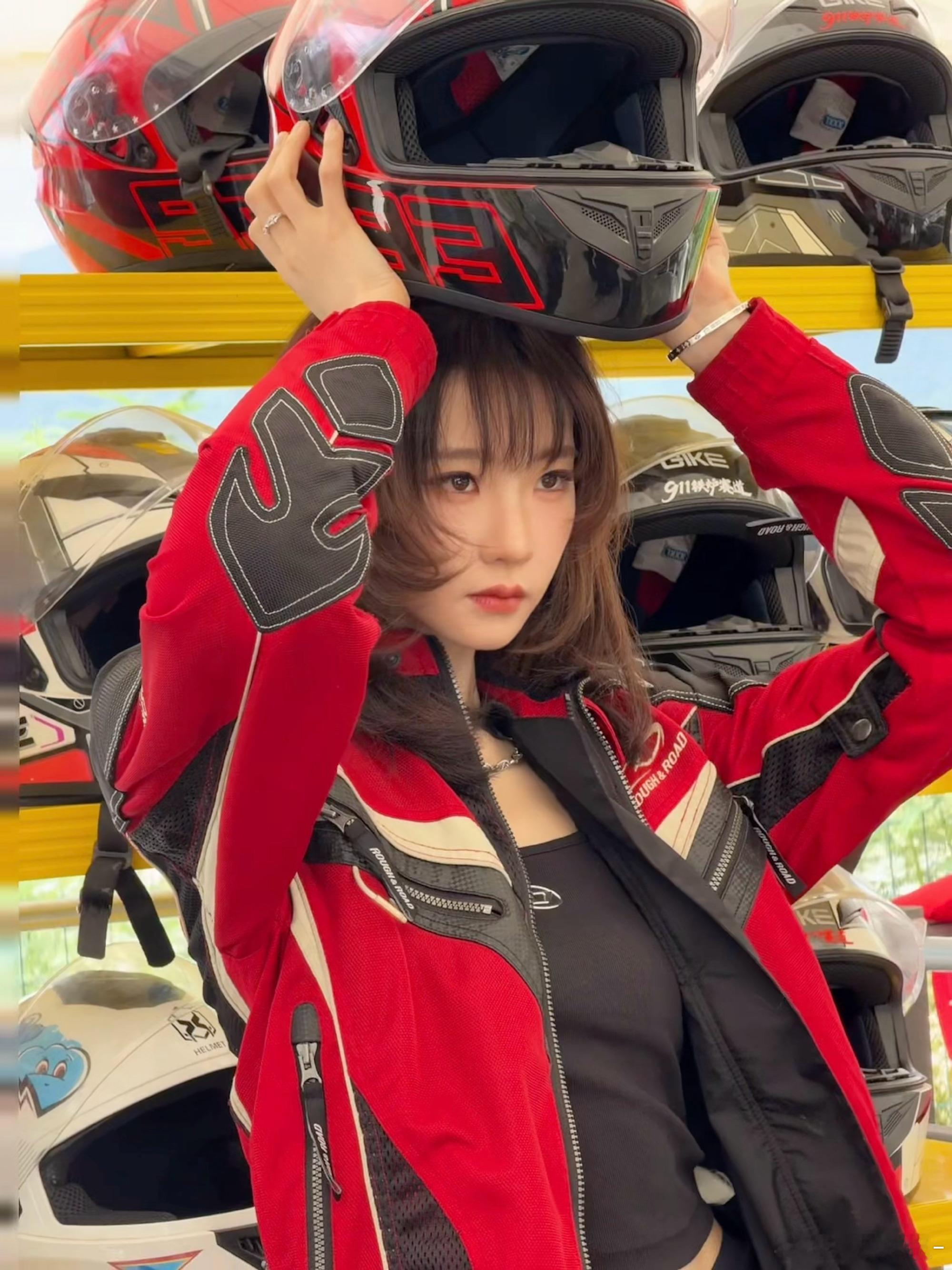 张艺凡赛车服造型好飒张艺凡FE赛车现场FE赛场氛围感被张艺凡稳稳拿捏！撞色赛车